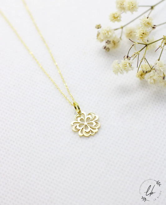 Collar con Dije de Flor en Oro Amarillo de 18k - Un Reflejo de la Energía Natural y el Florecimiento Espiritual